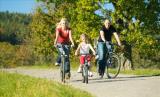 Familie beim Radfahren