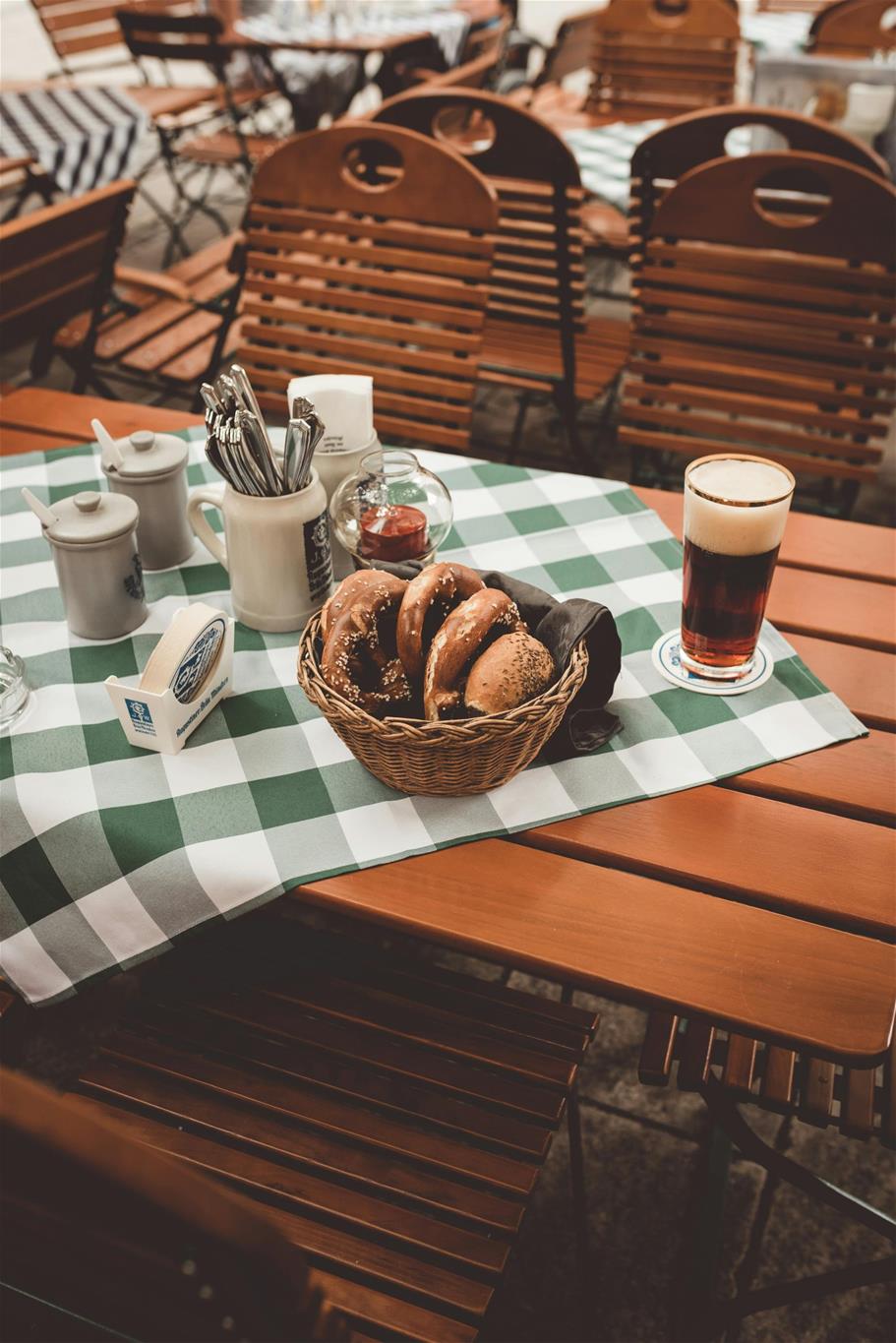 Bier und Gebäck auf einem Heurigentisch