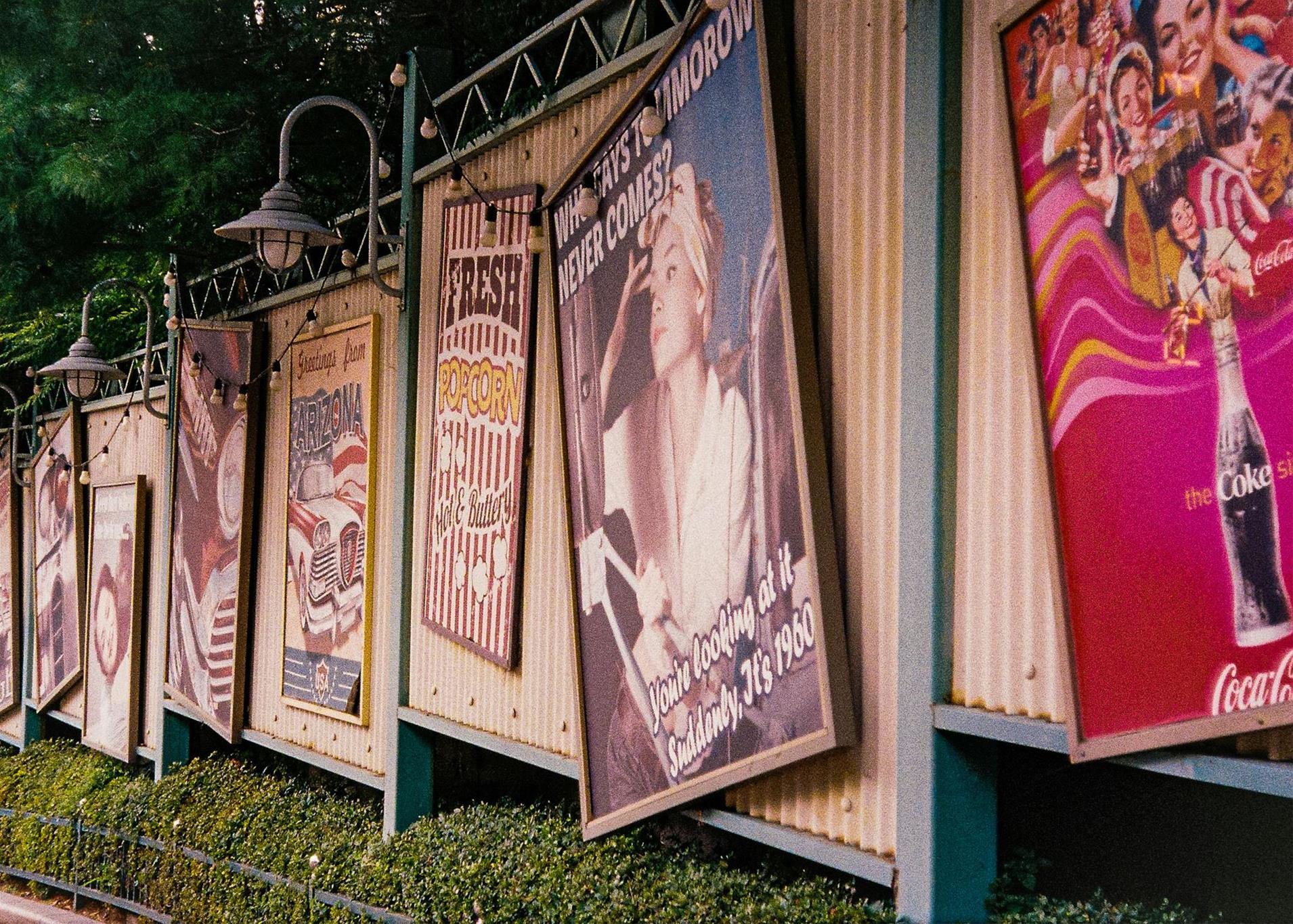 Plakate an Wänden zwischen Laternen