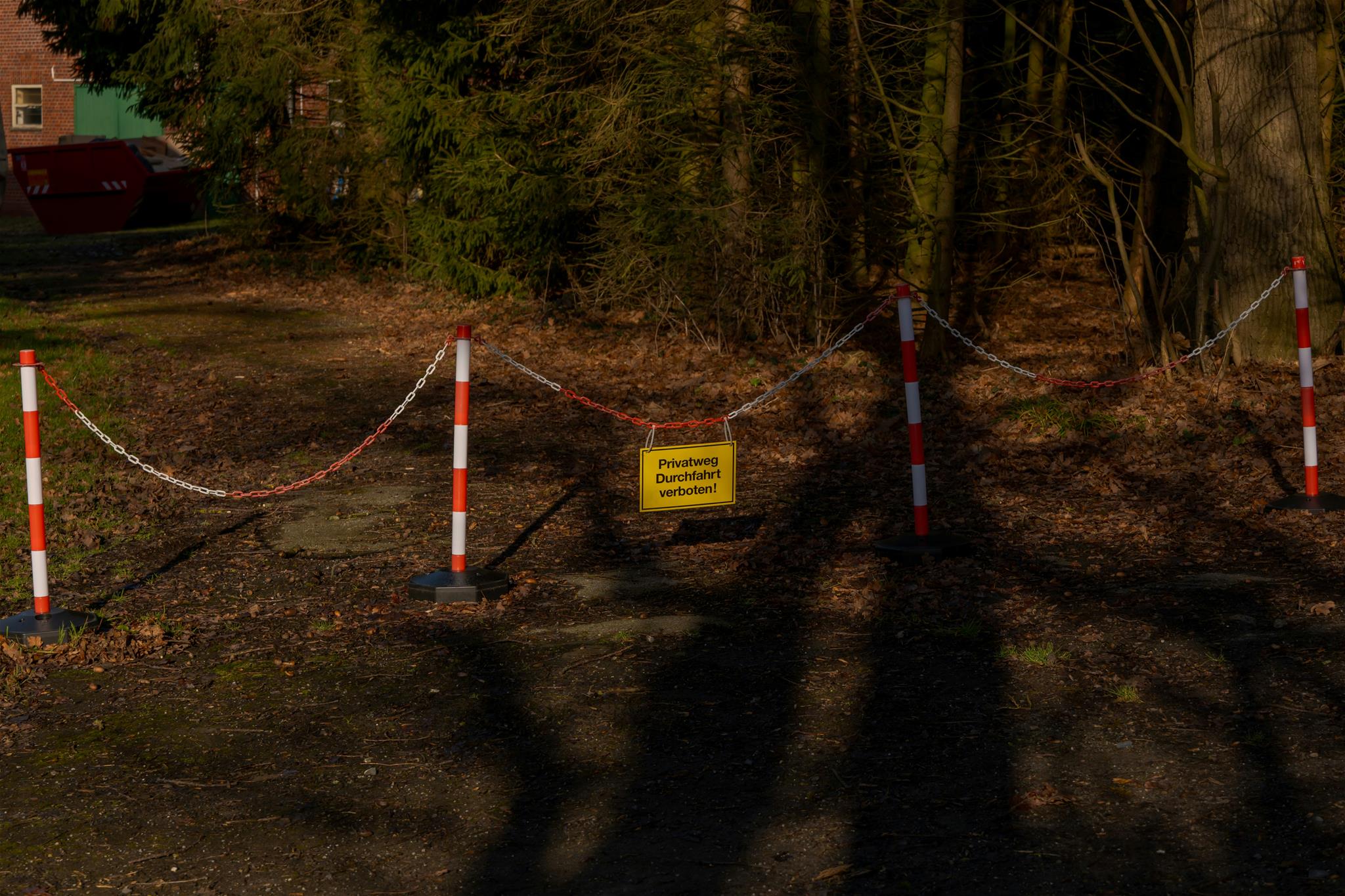 Kette mit Schild gespannt über einen Weg