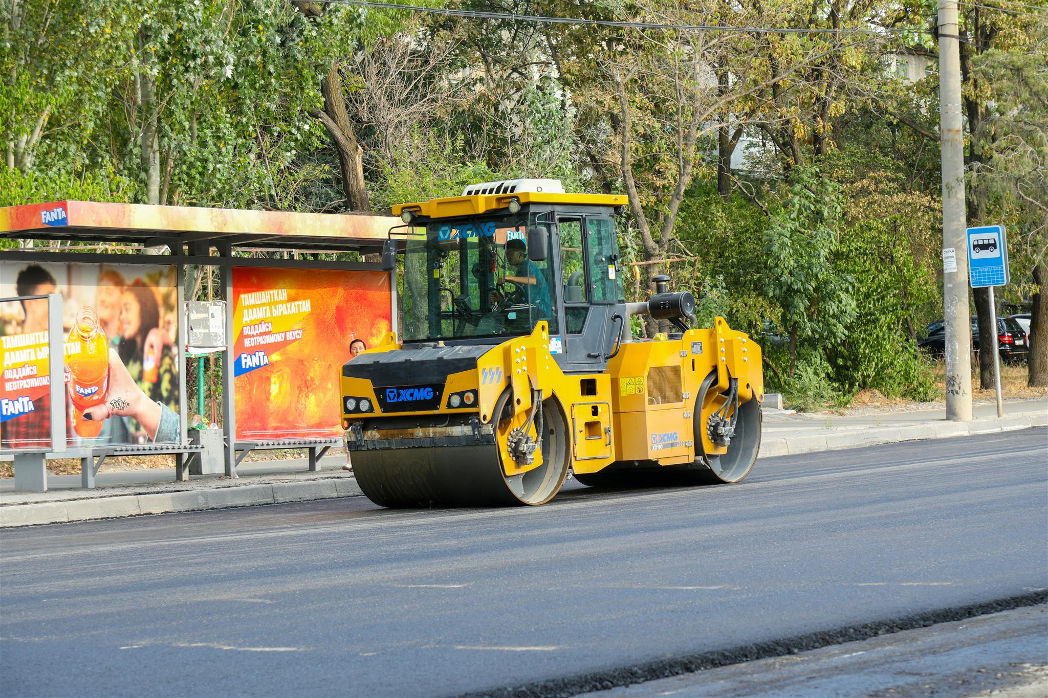 Straßenwalze stehend am Straßenrand
